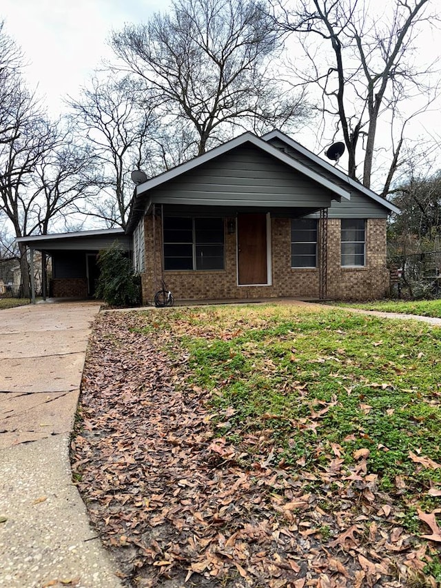 view of front of home featuring a front lawn and a carport