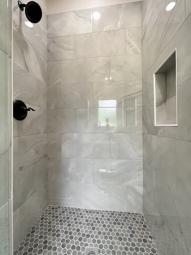 bathroom featuring tiled shower