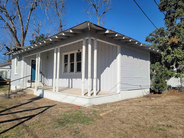 exterior space featuring a lawn