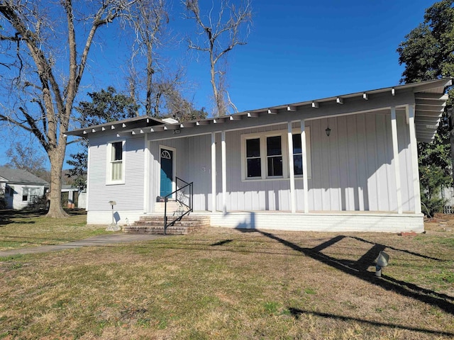 view of front of house featuring a front lawn