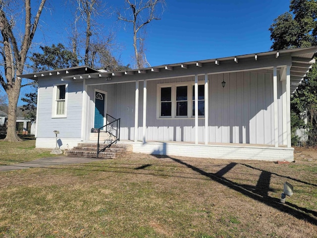 view of front of house with a front yard