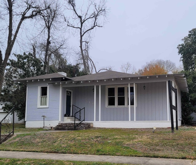 view of front facade featuring a front yard