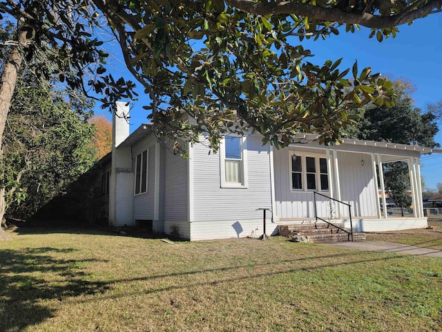 view of front of house featuring a front lawn