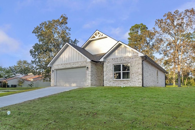 view of front facade featuring a garage and a front yard