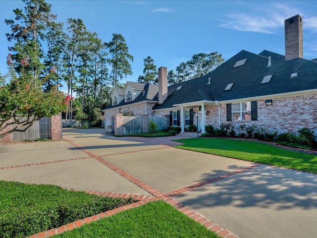 view of front facade featuring a front yard