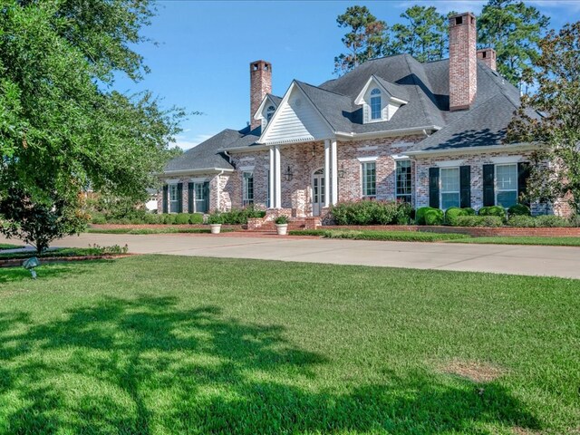 view of front of property with a front yard