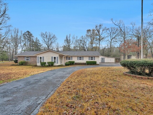 ranch-style home featuring a front yard