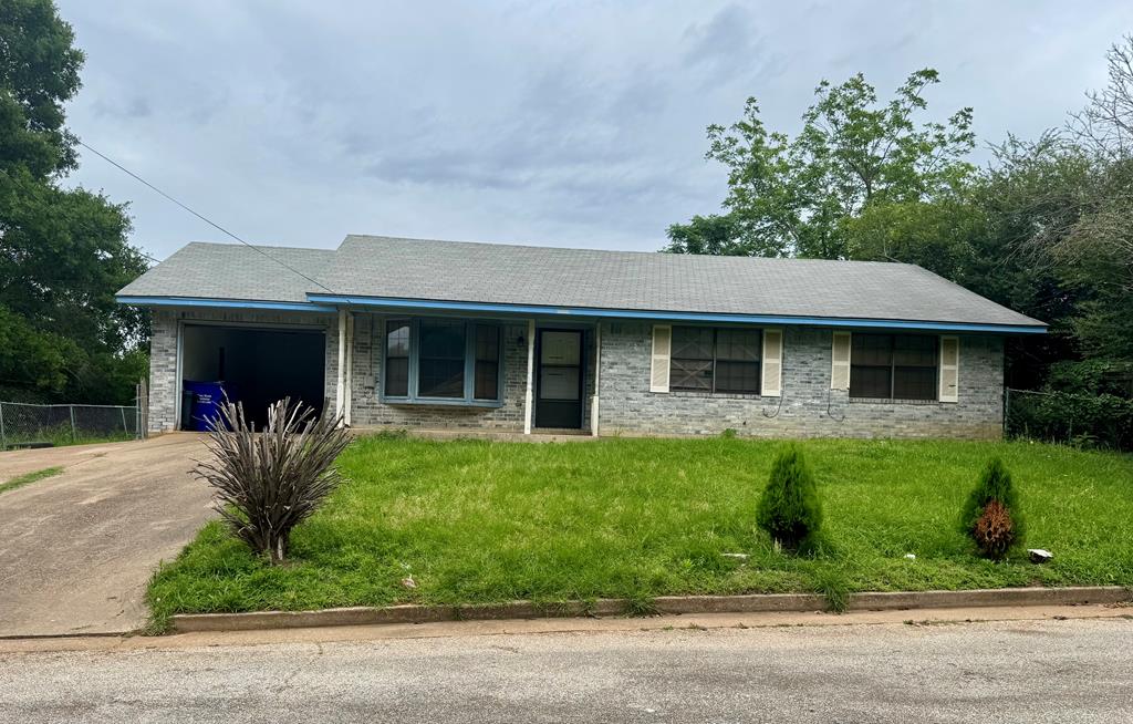 1100 Overstreet Cir, Crockett, TX 75835 - ranch-style house with an attached garage, concrete driveway, and a front lawn