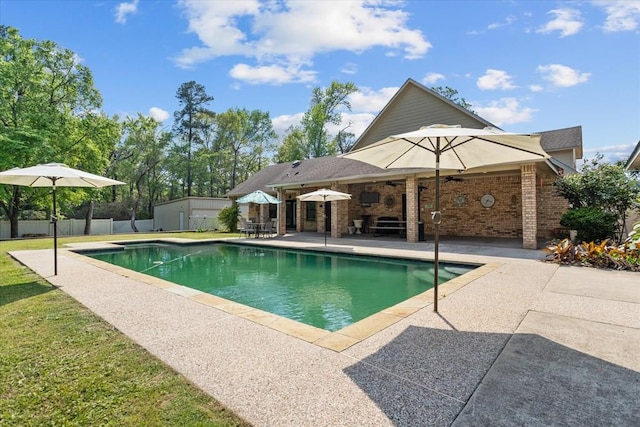 view of swimming pool featuring a patio