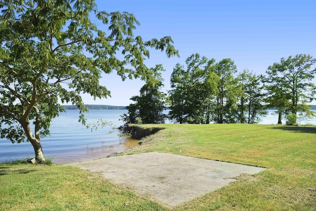 view of yard featuring a water view