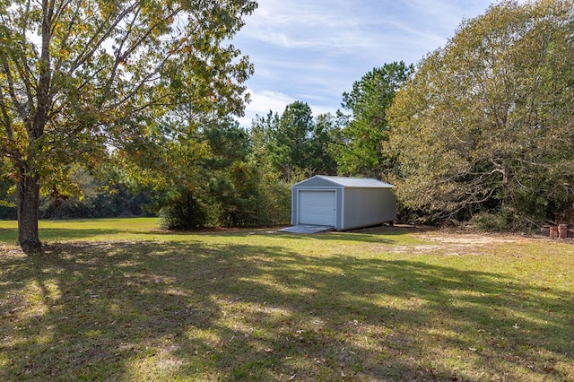 view of yard with an outdoor structure and a garage