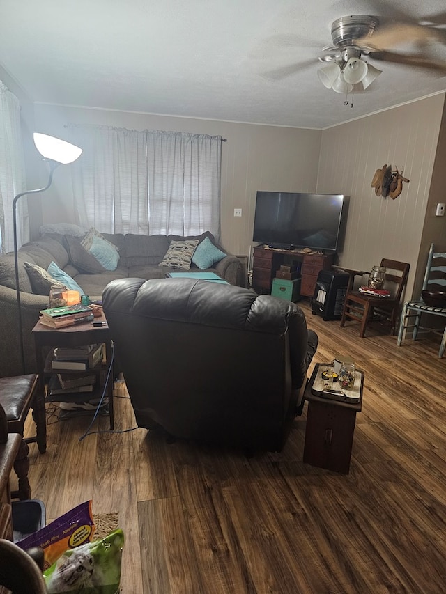 2606 Brentwood Dr, Lufkin, TX 75901 - living area with wood finished floors and a ceiling fan