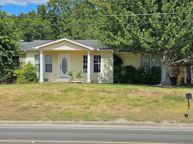 2606 Brentwood Dr, Lufkin, TX 75901 - view of front facade featuring a front yard