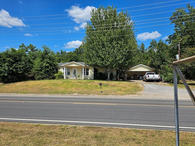 2606 Brentwood Dr, Lufkin, TX 75901 - view of front of house with a front lawn and driveway