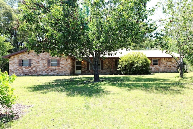 view of front facade featuring a front lawn