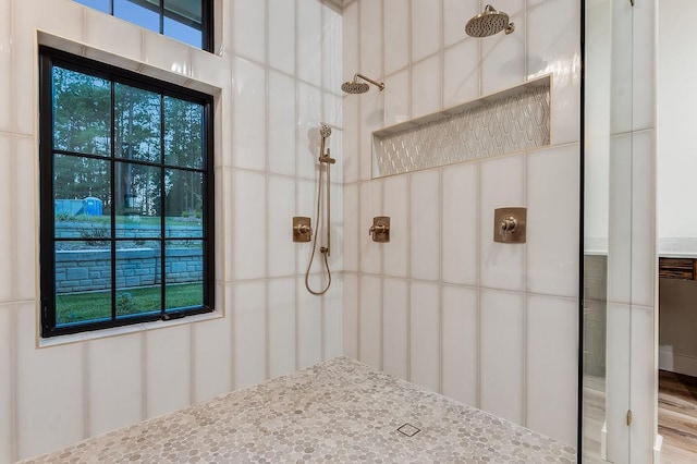 bathroom featuring tiled shower