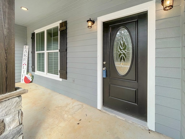 entrance to property featuring covered porch