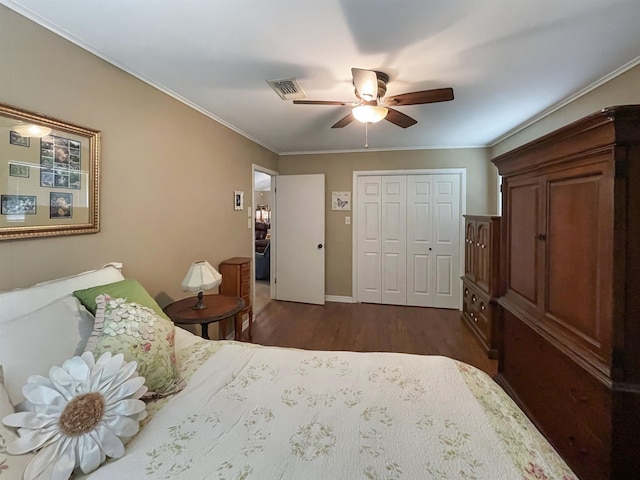 bedroom featuring ceiling fan, a closet, dark hardwood / wood-style floors, and ornamental molding