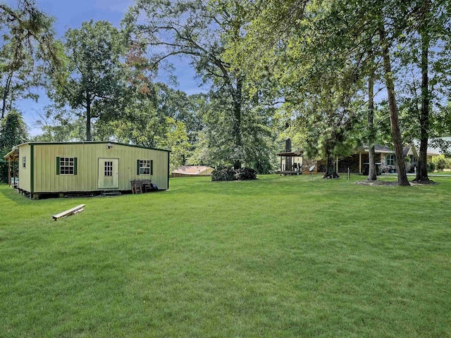 view of yard featuring an outdoor structure