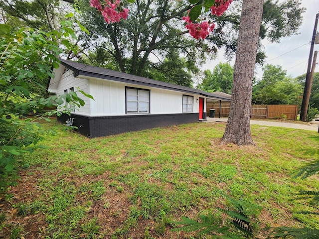 view of front of house featuring a front yard