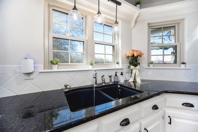 dining space featuring light hardwood / wood-style flooring and ornamental molding