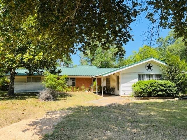 ranch-style home with a front yard