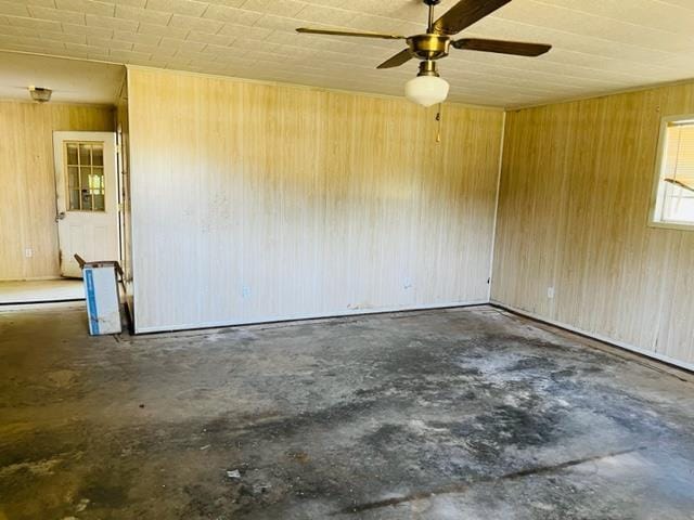 empty room with ceiling fan