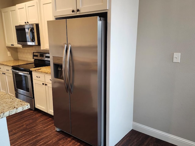 kitchen with stainless steel appliances, baseboards, backsplash, and dark wood-style flooring