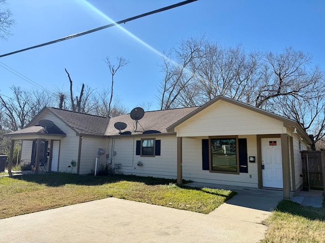 view of front facade featuring a front yard and covered porch