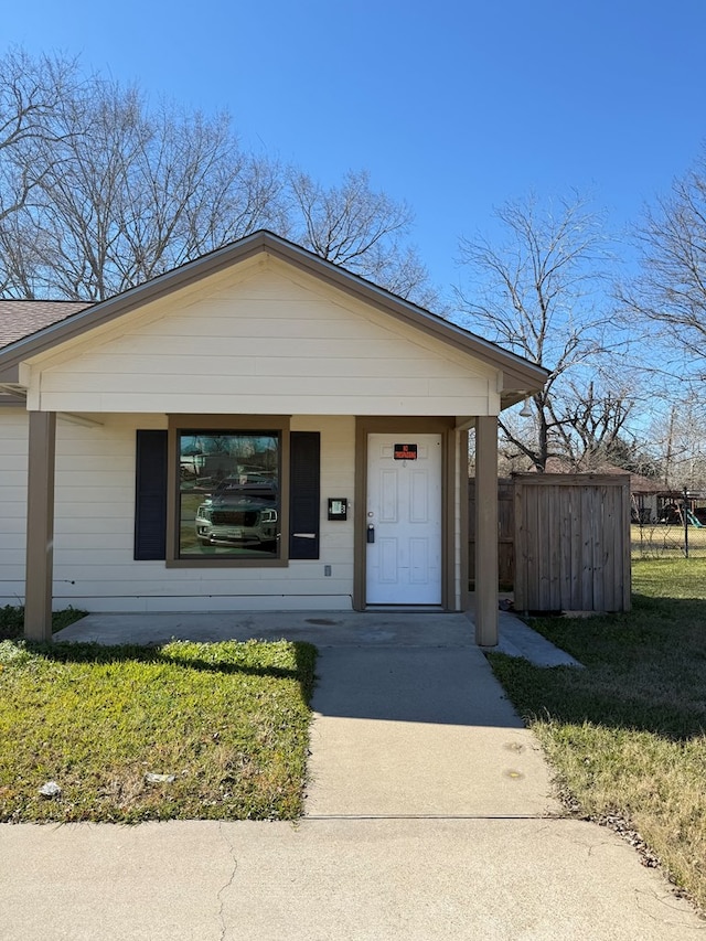 ranch-style house featuring a front lawn and a porch