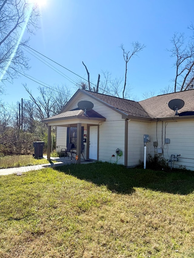 view of front of house featuring a front yard and a patio area