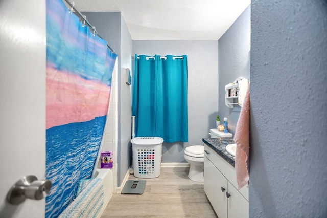 277 Mcclendon Rd, Lufkin, TX 75904 - bathroom featuring wood finished floors, vanity, shower / bath combo, and a textured wall