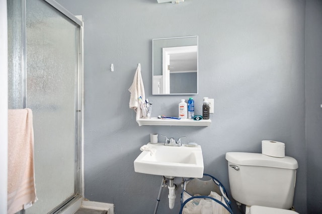 277 Mcclendon Rd, Lufkin, TX 75904 - bathroom with a stall shower and toilet