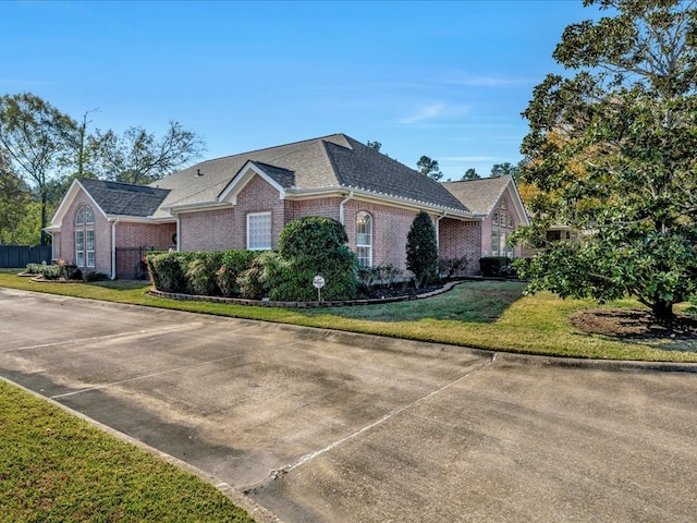 single story home featuring a front yard