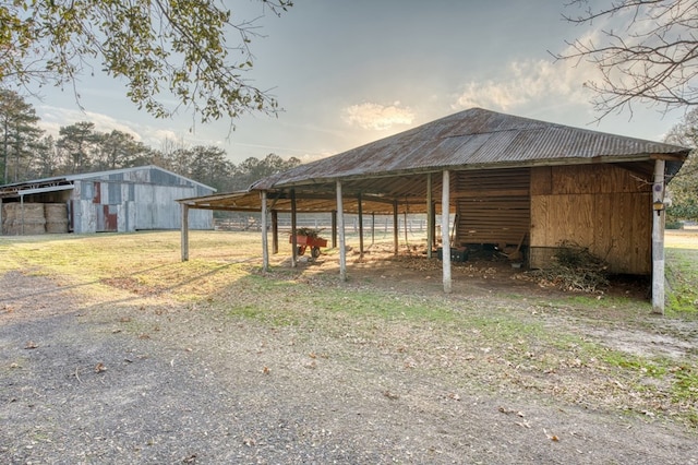 view of yard with an outbuilding