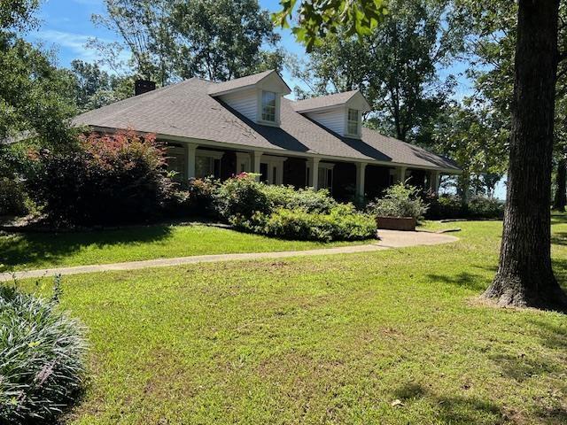 view of front of property with a front yard