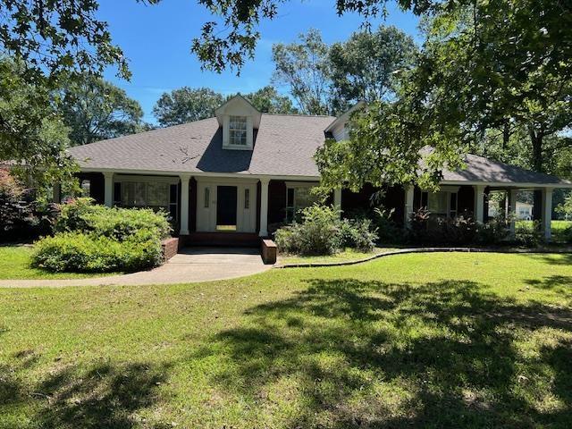 view of front of property with a front lawn