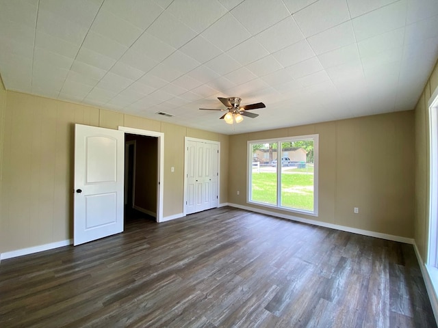 empty room featuring dark hardwood / wood-style floors and ceiling fan