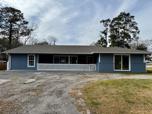 122 Otteson Ln, Lufkin, TX 75901 - ranch-style house featuring covered porch, a front yard, and curved driveway