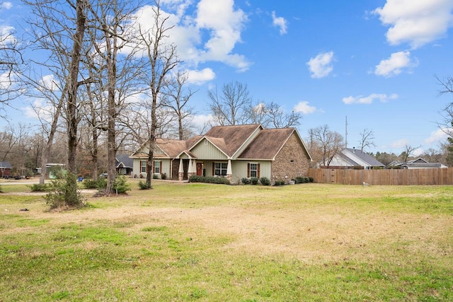 view of front facade featuring a front yard and fence