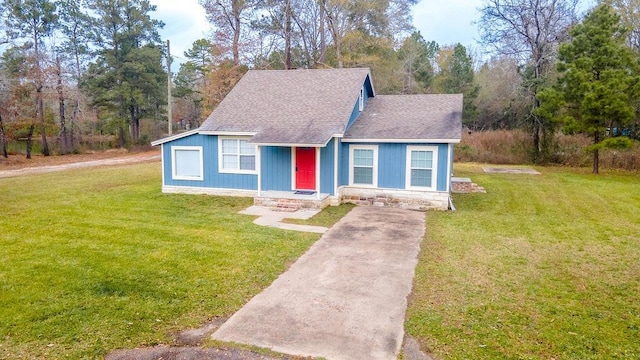 view of front of property featuring a front yard