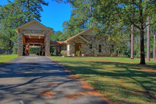 view of front of property featuring a front yard