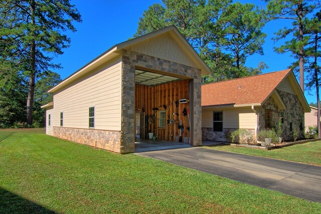 view of front facade with a front yard