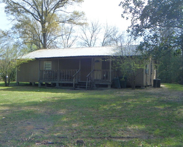 view of front facade with a front yard and cooling unit