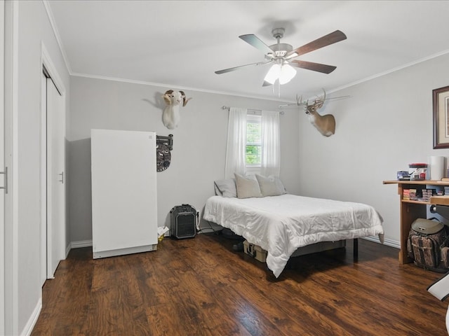 bedroom with wood finished floors, a closet, ceiling fan, and crown molding