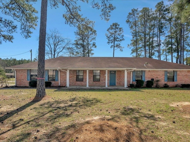 ranch-style home featuring brick siding and a front lawn