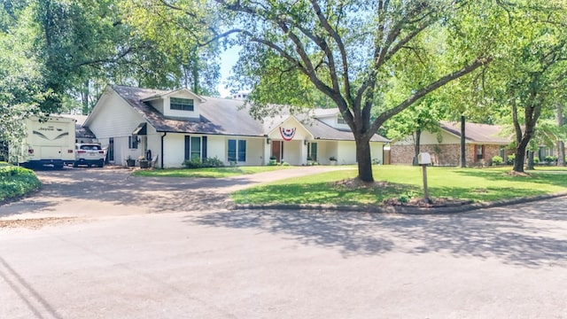1514 Spanish Moss Dr, Lufkin, TX 75904 - view of front of house featuring curved driveway and a front yard