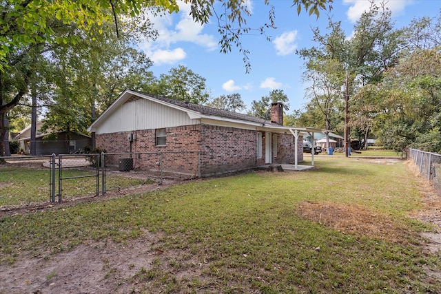 view of side of property featuring a yard