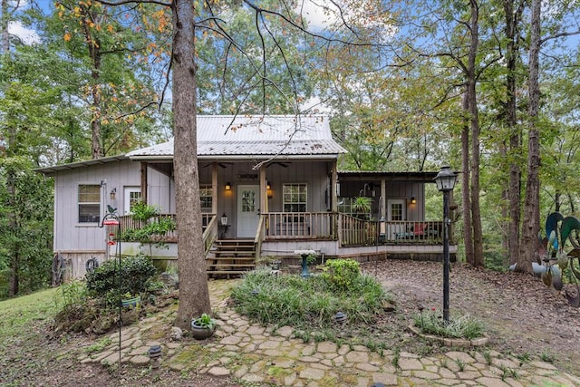 view of front of property featuring a porch