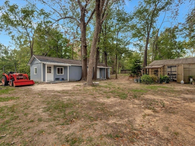 view of yard featuring an outdoor structure